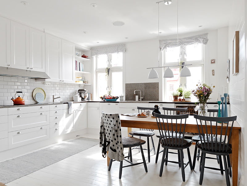 The white tiles matched with white cabinets is always a chic combination