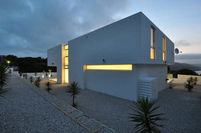 Shades of White Color in Modern House with Valley View in Knysna, South Africa (4)