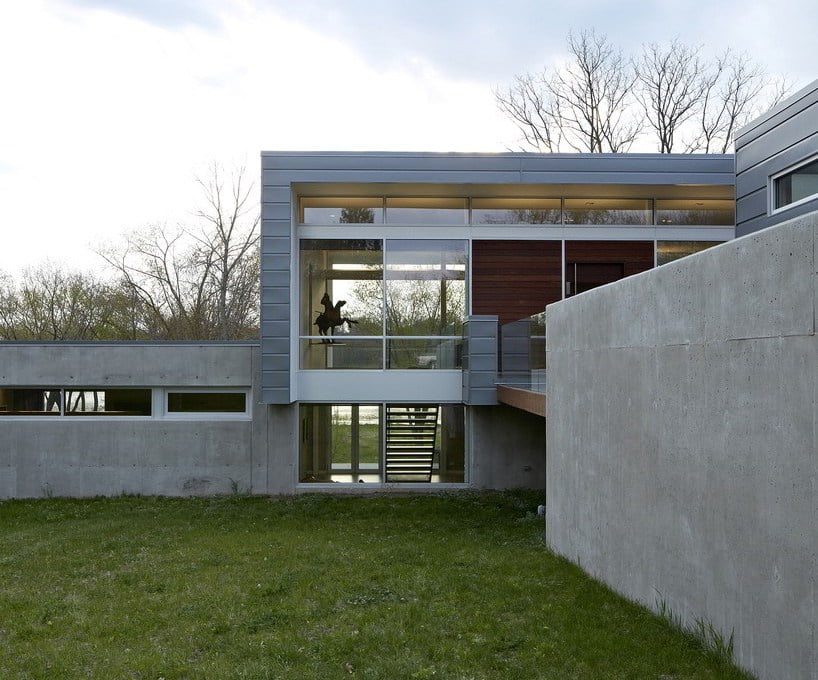 combination-of-concrete-aluminum-glass-and-ipe-wood-in-modern-home-design