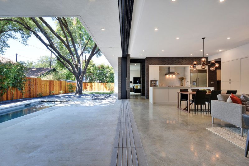 space transation between indoor outdoor in modern home