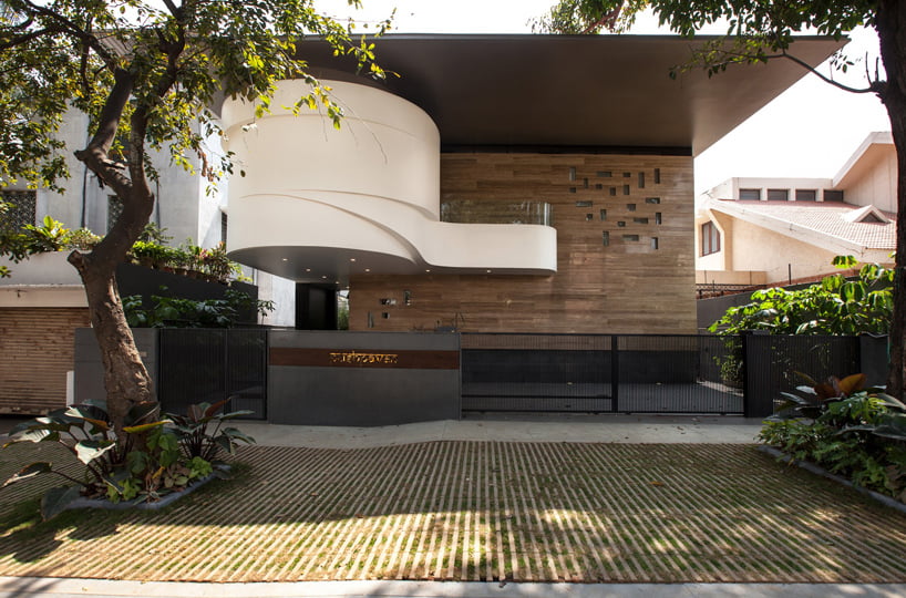 contemporary house elevation in bangalore with courtyard in side