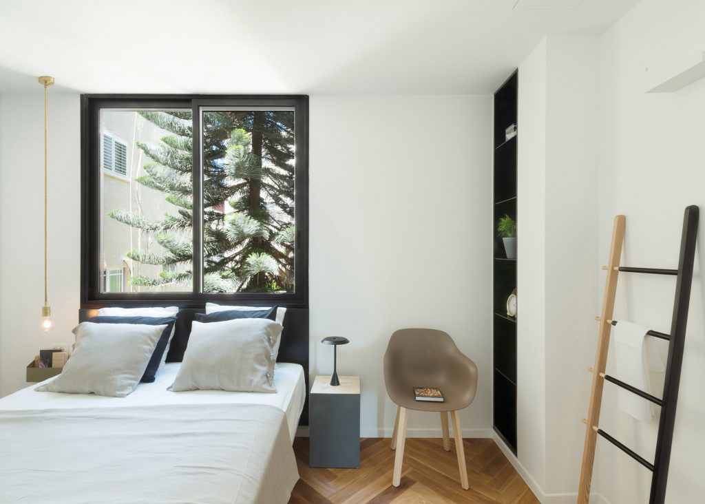 White Bedroom Décor Ideas for Contemporary Apartment Interior.