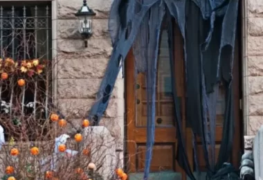 Spooky Eerie holloween front door decor ideas (1)